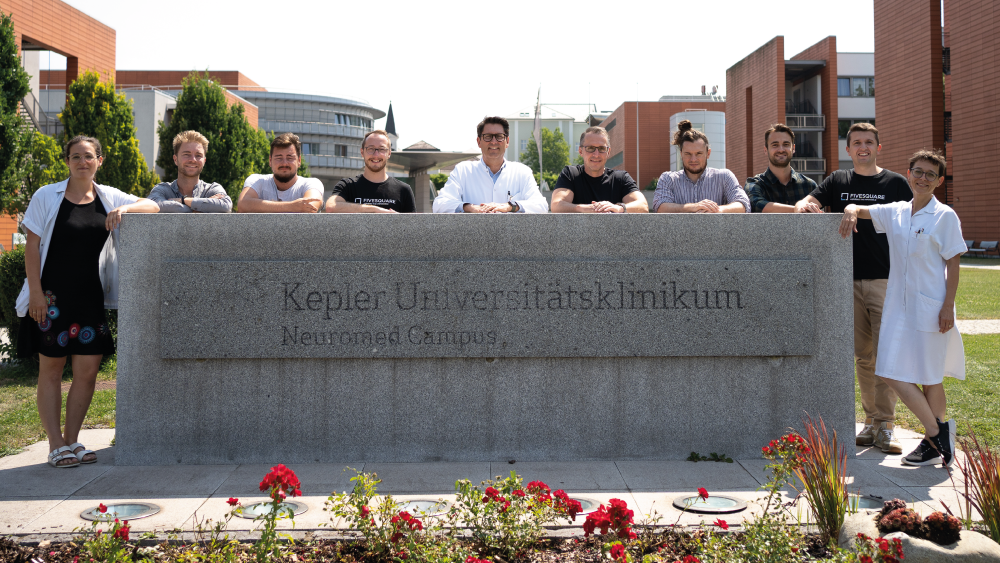 Projektteam EPILEPSIA vor dem Universitätsklinikum Linz